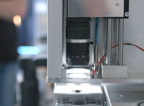 Kamera zur hochgenauen Positionsbestimmung vor der Abkantung von Druckplatten für Rollenoffsetmaschinen