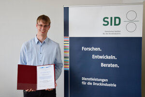 Stefan Wähner mit der Ehrenpreis-Urkunde für seine Master-Arbeit