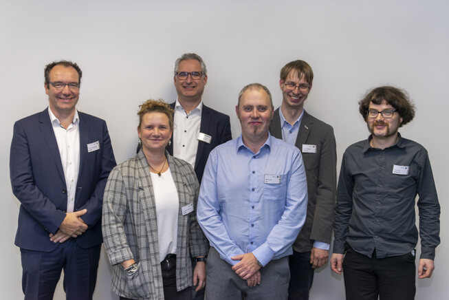 Dr.-Ing. Thomas Kaulitz (Geschäftsführer SID/PITSID), Carolin Sommerer (SID), Prof. Dr.-Ing. Michael Dattner (Vorsitzender des Vereins POLYGRAPH Leipzig e. V.), René Sarau (SID), Stefan Wähner (SID) und Titus Tauro (SID) FS-2025-3