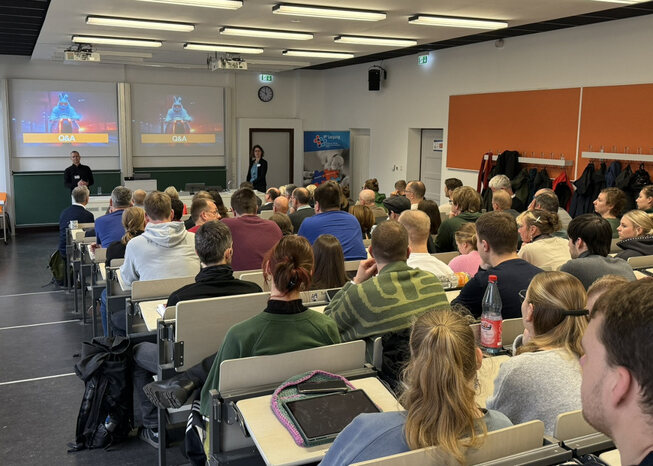 Auch in diesem Jahr wurde das beliebte innoPRINT-Symposium wieder von Beatrix Genest vom Sächsischen Institut für die Druckindustrie Leipzig moderiert. innoPRINT-2025