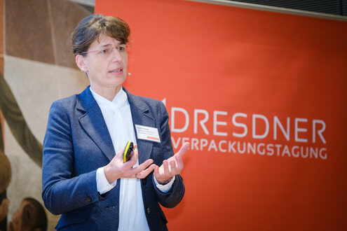 Beatrix Genest, Sächsisches Institut für die Druckindustrie GmbH während ihres Vortrages © Deutsches Verpackungsinstitut e.V. (dvi)