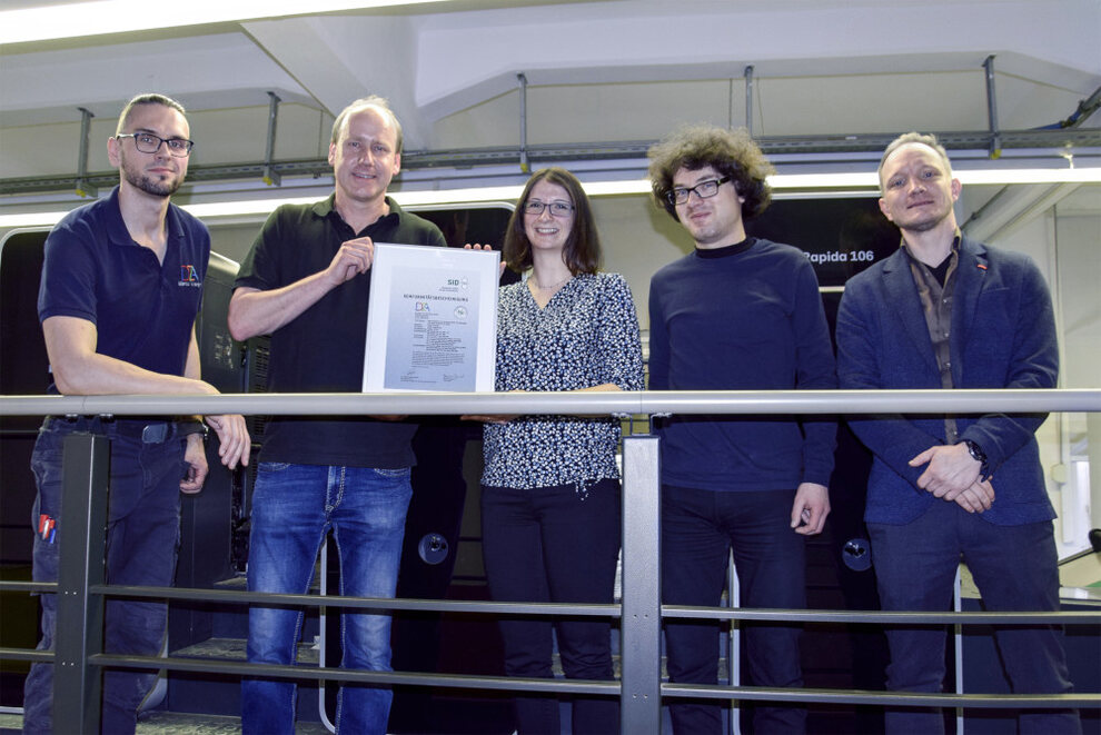 Freude über das neue PSO-Zertifikat (von links): Marco Kraegen (DZA), Erik Scharf (DZA), Christina Gasse (SID), Titus Tauro (SID), Peer-Philipp Keller (DZA) Freude über das neue PSO-Zertifikat (von links): Marco Kraegen (DZA), Erik Scharf (DZA), Christina Gasse (SID), Titus Tauro (SID), Peer-Philipp Keller (DZA)