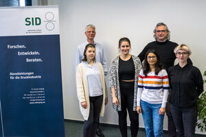 Die Studentinnen der Berliner Hochschule der Technik mit ihrem Betreuer Prof. Michael Dattner (hinten rechts) und Hans-Georg Deicke (SID)
