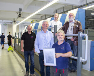 Urkundenübergabe für die bestandene PSO- Zertifizierung (von links): Erik Scharf (DZA), Hans-Georg Deicke (SID), Peer-Philipp Keller (DZA), Olaf Feistel (DZA), Peter Kölling (SID)
