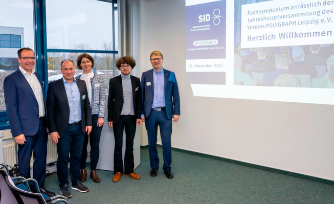 Dr. Thomas Kaulitz (Geschäftsführer SID/PITSID), Wolfgang Hiesinger (manroland Goss Group), Beatrix Genest, Titus Tauro (beide SID) und Dr. Frank Siegel (STFI) 2022-11-25-sid-fs-5