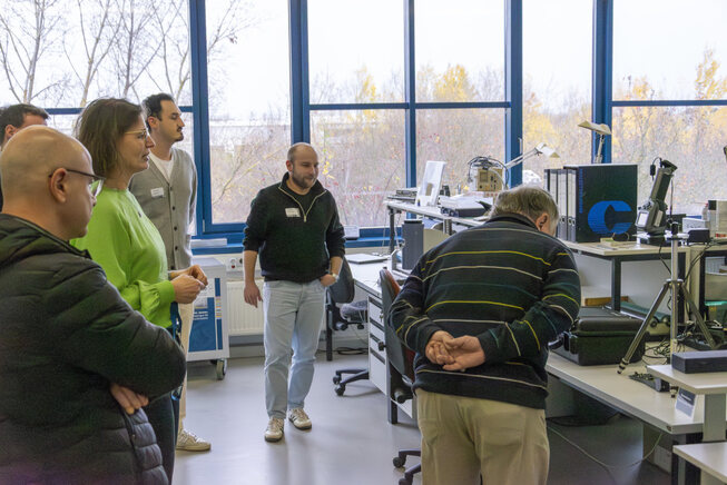 Beim Rundgang: Interessierte Besucher im Prüflabor FS-2025-1