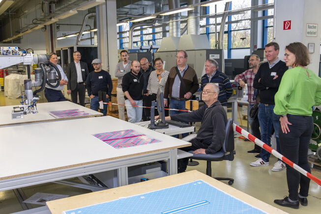 Beim Rundgang: Vorführung des automatischen Passermesssystems AUTOLUCHS FS-2025-2