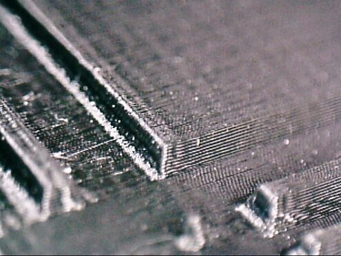 Mikroskopaufnahme einer mit 3D-Druck erstellte Druckplatte (Das Element rechts ist 1 mm breit.)