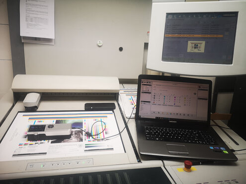 Überprüfung der Bogen während des Drucks für die PSO-Zertifizierung (© Sepio GmbH)