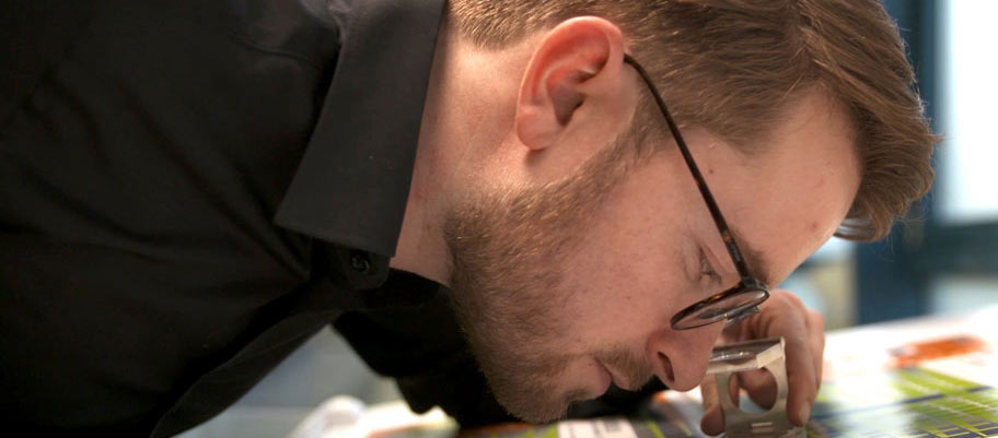 Sachverständiger für Drucktechnik - Florian Hüther bei der Beurteilung der Druckqualität Sachverständiger für Drucktechnik - Florian Hüther bei der Beurteilung der Druckqualität