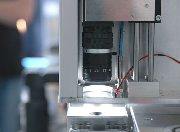 Kamera zur hochgenauen Positionsbestimmung vor der Abkantung von Druckplatten für Rollenoffsetmaschinen Kamera zur hochgenauen Positionsbestimmung vor der Abkantung von Druckplatten für Rollenoffsetmaschinen
