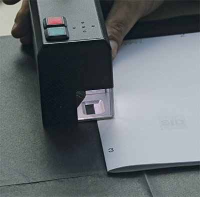 Measurement of the folding accuracy with the register measurement system 'LYNX III' Messung der FalzgenauigkeMeasurement of the folding accuracy with the register measurement system 'LYNX III' - image